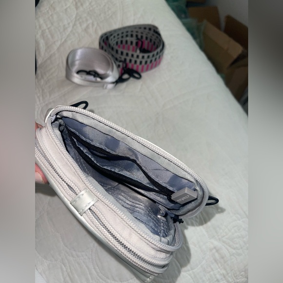 IHKWIP XL EVERYDAY ESSENTIALS CROSSBODY WITH TWO STRAPS METALLIC SILVER - Picture 3 of 12